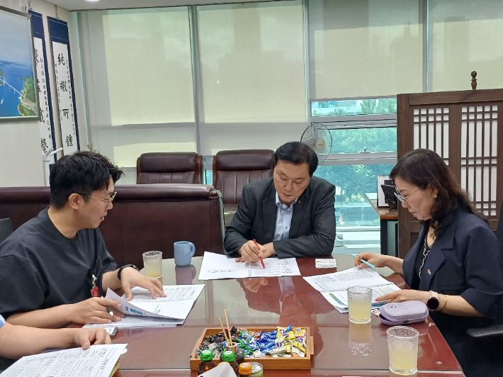 오른쪽부터 배성진 단장, 조계원 국회의원. 통합특별시 제공