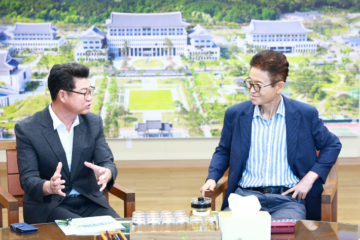 황이주 울진군수(왼쪽)과 이철우 경북도지사. 울진군 제공