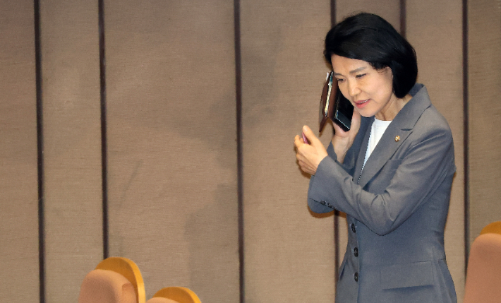 국민의힘 이진숙 의원이 26일 국회에서 열린 본회의에서 통화하고 있다. 연합뉴스