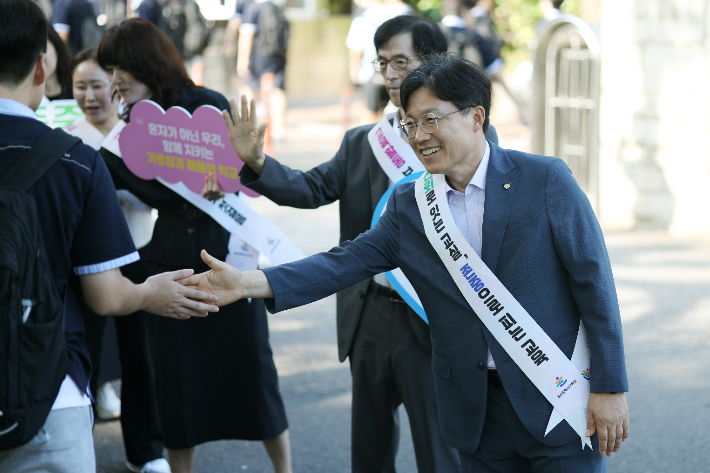 조용식 울산광역시교육감이 8월 26일 등굣길 교육공동체 신뢰 회복 캠페인을 하고 있다. 울산교육청 제공