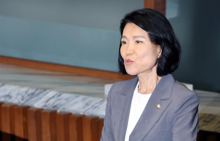 26일 국회에서 열린 본회의에서 국민의힘 이진숙 의원이 자신에 대한 제명 촉구 결의안이 상정되자 무기명 투표에 앞서 퇴장하고 있다. 연합뉴스