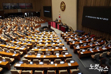 26일 서울 여의도 국회에서 열린 제438회국회(임시회) 제2차 본회의에서 국회의원(이진숙) 제명 촉구 결의안이 상정되자 국민의힘 의원들이 퇴장하며 빈자리가 보이고 있다.