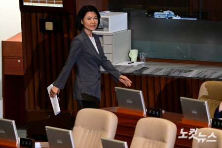 본회의 퇴장하는 이진숙 의원