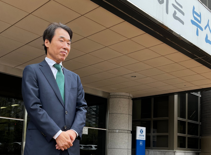 최윤홍 전 부산시 부교육감이 지난 3월 부산지법 앞에서 1심 선고에 대한 입장을 밝히고 있다. 연합뉴스