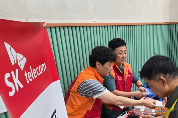 SK텔레콤은 최근 집중호우로 큰 피해를 입은 경남 거제 지역에서 통신 서비스 긴급 복구와 대민지원 활동을 통해 신속한 일상 회복을 지원하고 있다. SK텔레콤 제공