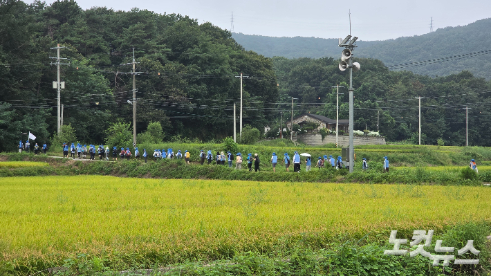 26일 제7회 '우리강 도보 생명순례'에 참가자들이 경기 여주시 남한강 인근 농로를 걷고 있다. 김수진 기자