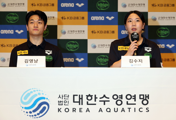 25일 충북 진천선수촌 챔피언하우스에서 열린 대한수영연맹 수영 국가대표팀미디어데이 행사에 참석한 다이빙 국가대표 김수지와 김영남. 연합뉴스