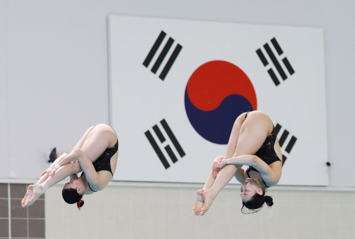 다이빙 국가대표 김나현과 김수지(사진 오른쪽)가 25일 충북 진천선수촌에서 열린 2026 아이치·나고야 하계아시아경기대회 대한수영연맹 미디어데이에서 훈련하고 있다. 연합뉴스