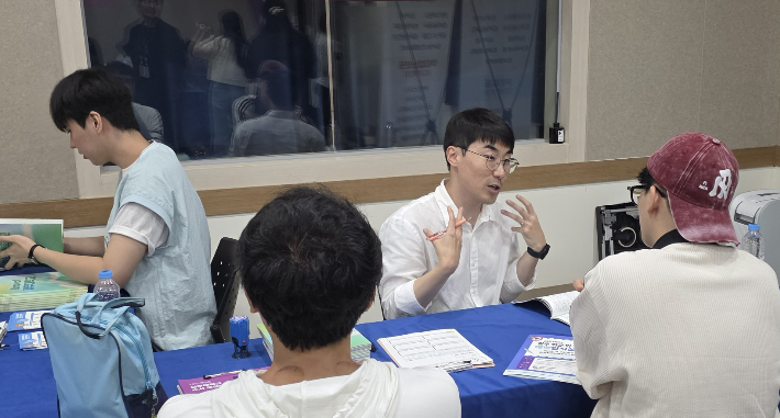 26일 광주학교밖청소년지원센터에서 학교 밖 청소년들이 대학별 입시상담 부스에서 지원방법과 입시정보 등을 안내받고 있다. 전남광주통합특별시교육청 제공