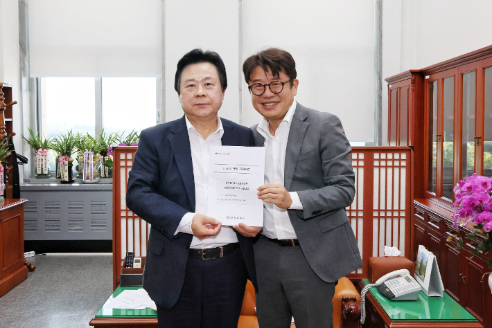 유의동 국토교통위원장을 방문한 강기윤 창원시장. 창원시 제공 