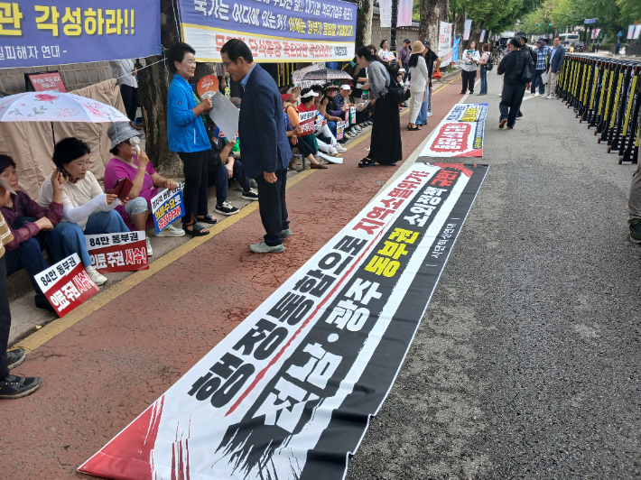 여수시민협의회와 전남혁신교육모임 등이 25일 청와대 앞에서 순천대 의대 유치를 촉구하고 있다. 여수시민협 제공 