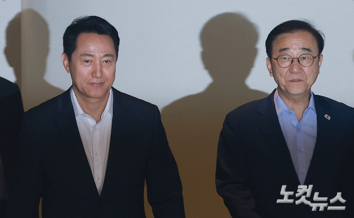 오세훈 서울시장(왼쪽)과 김윤덕 국토부장관이 26일 서울 모처의 한 식당에서 용산공원을 활용한 주택 공급 방안 등을 논의한 뒤 나서고 있다. 류영주 기자