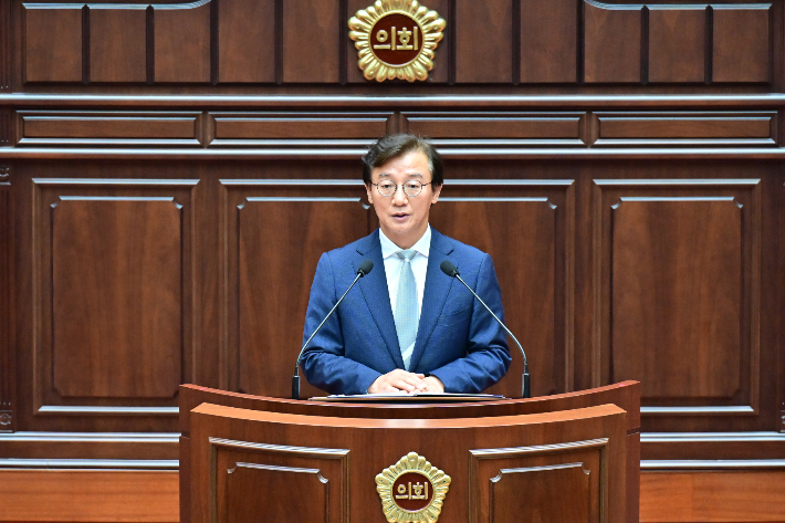 부산시의회 본회의 발언 중인 전재수 시장. 부산시의회 제공