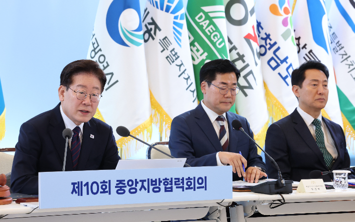 이재명 대통령이 26일 청와대에서 열린 제10회 중앙지방협력회의에서 발언하고 있다. 오른쪽은 박찬대 시도지사협의회장(인천시장)과 오세훈 서울시장. 연합뉴스