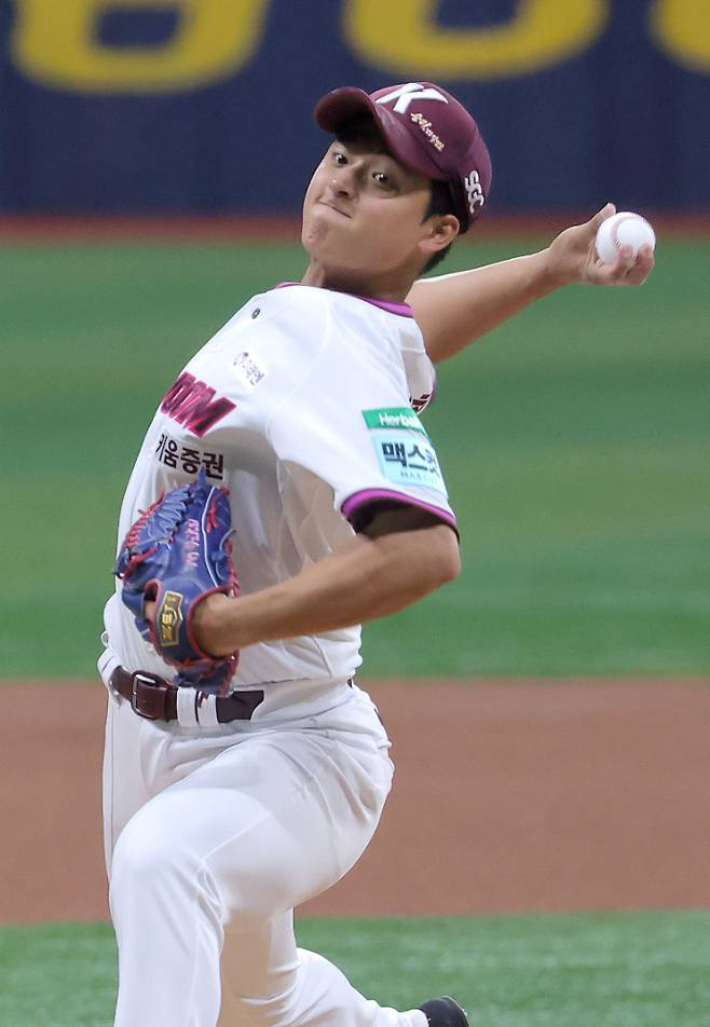 키움 박준현이 지난 4월 26일 KBO 리그 데뷔전인 삼성과 홈 경기에 선발 등판해 역투하는 모습. 연합뉴스  