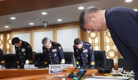 윤호중 행정안전부 장관과 유재성 경찰청장 대행 및 경찰 지휘부가 26일 오후 서울 종로구 세종대로 정부서울청사에서 열린 경찰 지휘부 회의에서 제주 실종사건과 관련해 사과를 하고 있다.