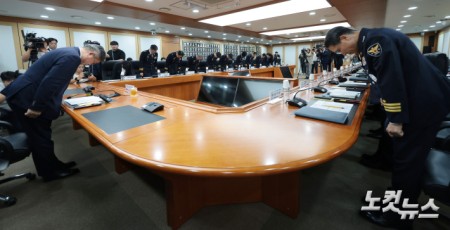 윤호중 행정안전부 장관과 유재성 경찰청장 대행 및 경찰 지휘부가 26일 오후 서울 종로구 세종대로 정부서울청사에서 열린 경찰 지휘부 회의에서 제주 실종사건과 관련해 사과를 하고 있다.