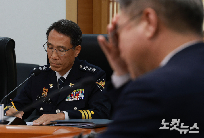 유재성 경찰청장 대행을 비롯한 경찰 지휘부가 26일 오후 서울 종로구 세종대로 정부서울청사에서 열린 경찰 지휘부 회의에서 윤호중 행정안전부 장관의 모두 발언을 듣고 있다. 류영주 기자