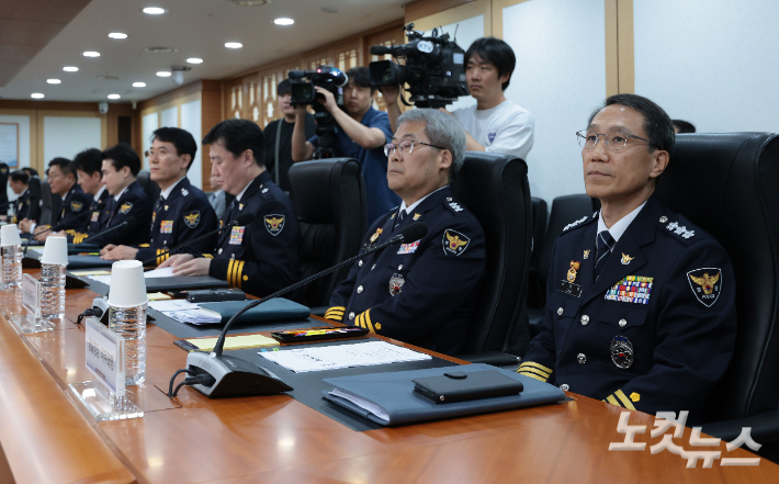 윤호중 행정안전부 장관이 26일 오후 서울 종로구 정부서울청사에서 경찰 지휘부 회의를 주재하고 있다. 류영주 기자