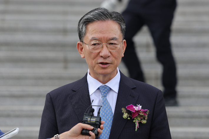 정성호 법무부 장관이 26일 정부과천청사에서 열린 이임식이 끝난 뒤 취재진 질문에 답하고 있다. 연합뉴스