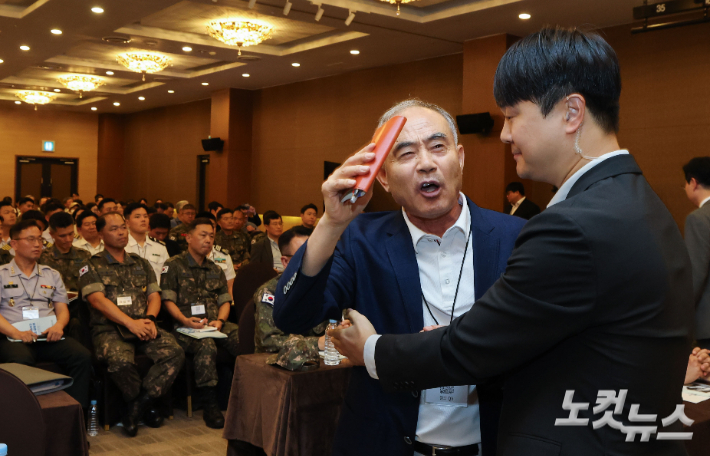 26일 서울 용산구 국방컨벤션에서 열린 국군사관학교 창설 공청회에서 오상봉 예비역 육군대령이 발언권을 요구하고 있다. 황진환 기자