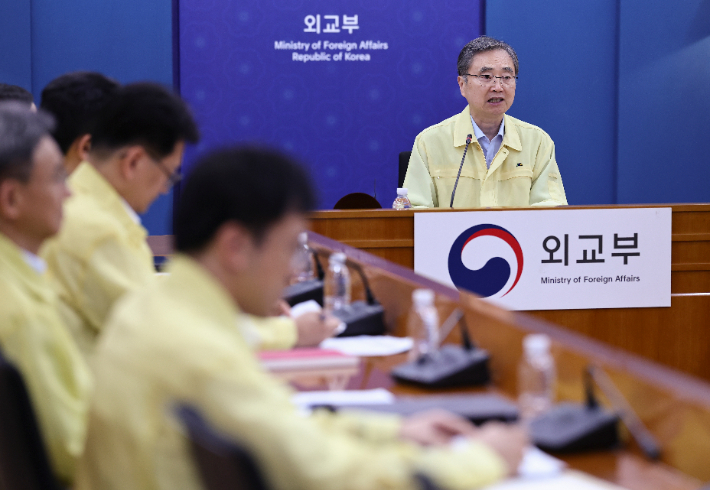 조현 외교부 장관이 26일 외교부에서 네팔 홍수 우리 국민 실종 관련 재외국민보호대책본부 회의를 주재하고 있다. 연합뉴스