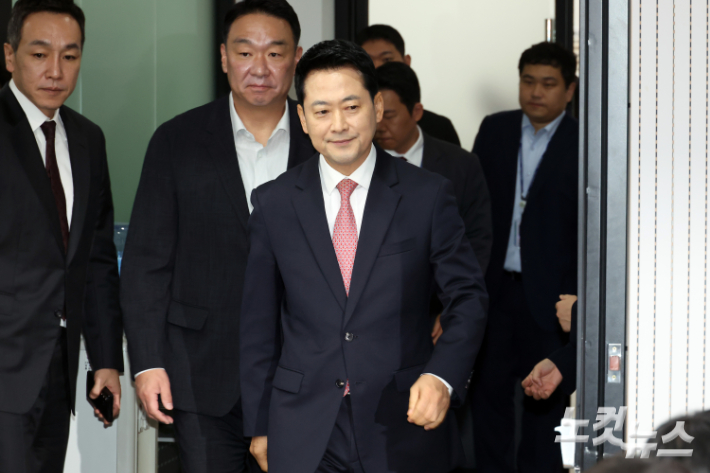 국민의힘 장동혁 대표가 26일 서울 여의도 중앙당사에서 당 대표 취임 1주년 기자회견을 위해 이동하고 있다. 윤창원 기자