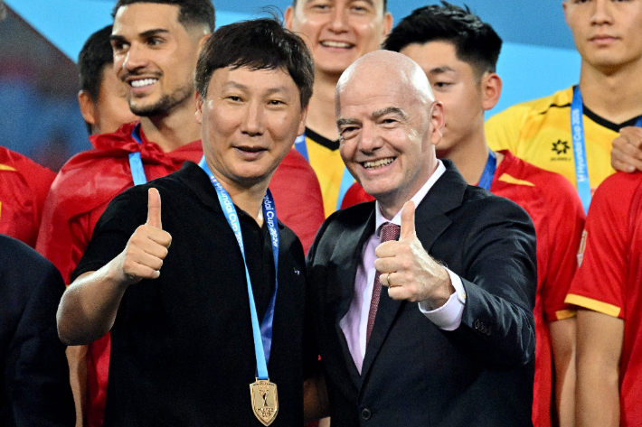 김상식 감독과 잔니 인판티노 FIFA 회장. 연합뉴스