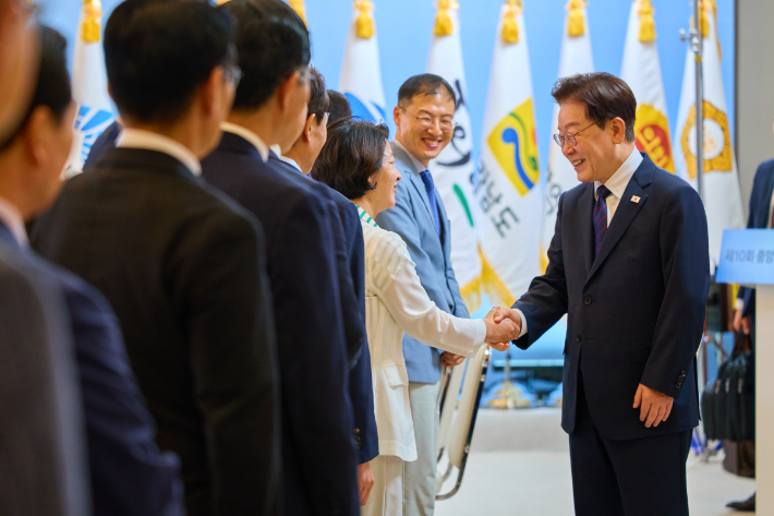 추미애 경기지사가 26일 청와대에서 열린 제10회 중앙지방협력회의에서 이재명 대통령과 인사하는 모습. 경기도 제공