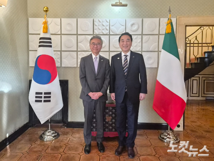 (왼쪽부터) 김준구 주이탈리아 대한민국대사와 박수현 충남지사. 김정남 기자