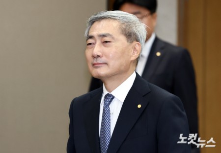 금통위 회의장 들어선 한은총재