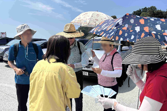 군산시가 고군산섬잇길 온열질환 예방 활동을 벌이고 있다. 군산시 제공