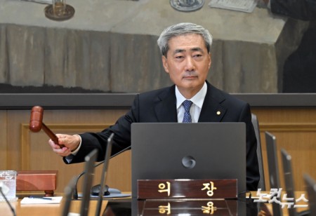 의사봉 두드리는 한은 총재