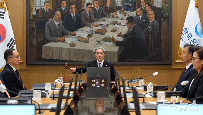 신현송 한국은행 총재가 27일 오전 서울 중구 한국은행에서 열린 금융통화위원회 본회의에 참석해 의사봉을 두드리고 있다. 사진공동취재단