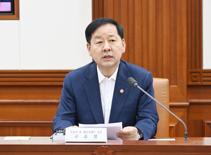 구윤철 부총리 겸 재정경제부 장관이 27일 서울 종로구 정부서울청사에서 열린 '제273차 대외경제장관회의'를 주재, 모두발언을 하고 있다. 재정경제부 제공