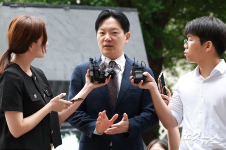 국회 국정조사 청문회에서 증인 선서를 거부한 혐의 등으로 고발된 박상용 인천지검 부부장검사가 27일 오전 서울 마포구 서울경찰청 광역수사단 공공범죄수사대로 출석하며 취재진의 질문에 답하고 있다.