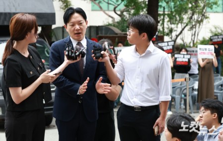 국회 국정조사 청문회에서 증인 선서를 거부한 혐의 등으로 고발된 박상용 인천지검 부부장검사가 27일 오전 서울 마포구 서울경찰청 광역수사단 공공범죄수사대로 출석하며 취재진의 질문에 답하고 있다.