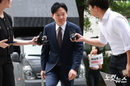 국회 국정조사 청문회에서 증인 선서를 거부한 혐의 등으로 고발된 박상용 인천지검 부부장검사가 27일 오전 서울 마포구 서울경찰청 광역수사단 공공범죄수사대로 출석하고 있다.