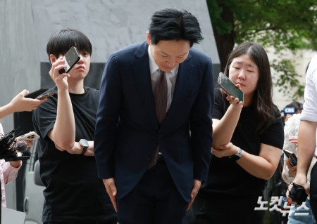 국회 국정조사 청문회에서 증인 선서를 거부한 혐의 등으로 고발된 박상용 인천지검 부부장검사가 27일 오전 서울 마포구 서울경찰청 광역수사단 공공범죄수사대로 출석하며 취재진의 질문에 답하고 있다.