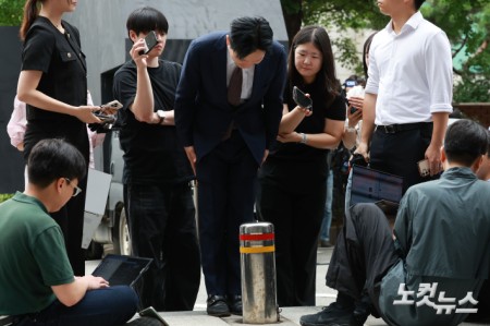 국회 국정조사 청문회에서 증인 선서를 거부한 혐의 등으로 고발된 박상용 인천지검 부부장검사가 27일 오전 서울 마포구 서울경찰청 광역수사단 공공범죄수사대로 출석하고 있다.