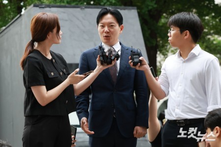 국회 국정조사 청문회에서 증인 선서를 거부한 혐의 등으로 고발된 박상용 인천지검 부부장검사가 27일 오전 서울 마포구 서울경찰청 광역수사단 공공범죄수사대로 출석하며 취재진의 질문에 답하고 있다.