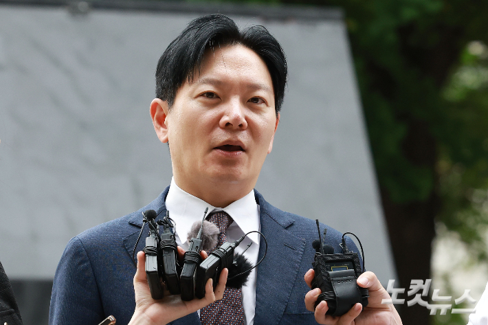 국회 국정조사 청문회에서 증인 선서를 거부한 혐의 등으로 고발된 박상용 인천지검 부부장검사가 27일 오전 서울 마포구 서울경찰청 광역수사단 공공범죄수사대로 출석하며 취재진의 질문에 답하고 있다. 류영주 기자