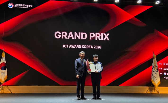 국내 알뜰폰 1위 사업자 KT엠모바일이 이심 데이터 로밍 서비스 모비가 지난 26일 서울 강남구 과학기술컨벤션센터에서 열린 ICT 어워드 코리아 2026 시상식에서 디지털 경험 혁신 부문 최고상인 그랑프리를 수상했다. KT엠모바일 제공