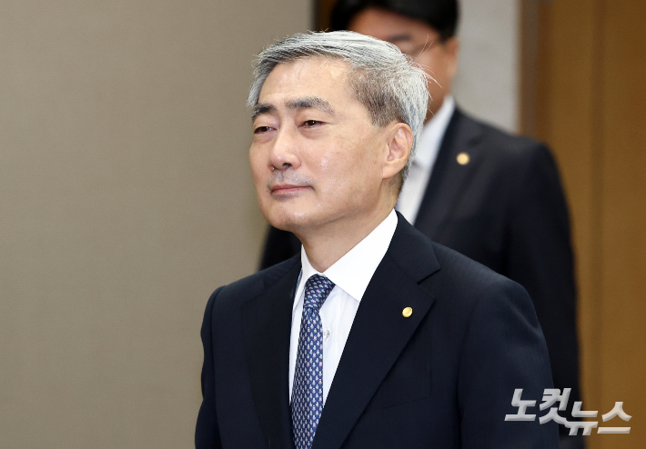 신현송 한국은행 총재가 27일 오전 서울 중구 한국은행에서 열린 금융통화위원회 회의에 참석하고 있다. 사진공동취재단