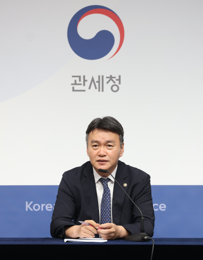 이종욱 관세청장이 27일 세종시 재정경제부 청사에서 마약수사 성과 브리핑을 한 뒤 질문에 답하고 있다. 관세청 제공
