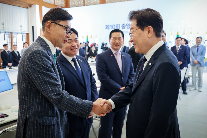 이재명(오른쪽) 대통령이 26일 청와대에서 열린 제10회 중앙지방협력회의에서 김철우 보성군수와 악수하고 있다. 연합뉴스