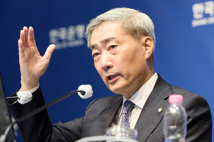 신현송 한국은행 총재가 27일 금융통화위원회 통화정책방향 회의에서 기준금리를 연 3%로 인상한 직후 기자간담회에서 연속 금리 인상 배경을 설명하고 있다. 한국은행 제공