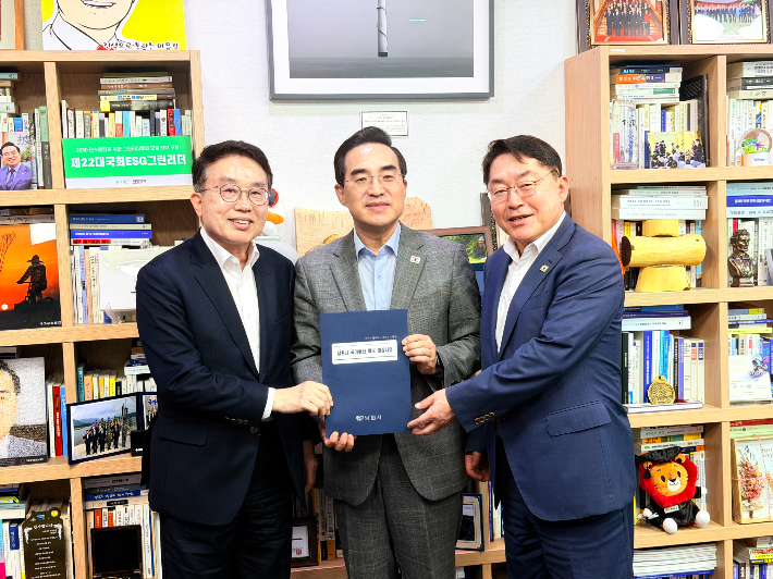 왼쪽부터 양충모 남원시장, 박홍근 기획예산처 장관, 박희승 국회의원. 남원시 제공