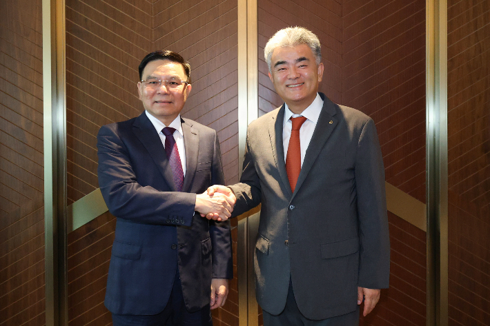 지난 26일 수요일 오후, 을지로 더그랜드롯데 서울에서 만난 정원주 대우건설 회장(오른쪽)과 레 마잉 훙 베트남 산업통상부 장관(왼쪽). 대우건설 제공