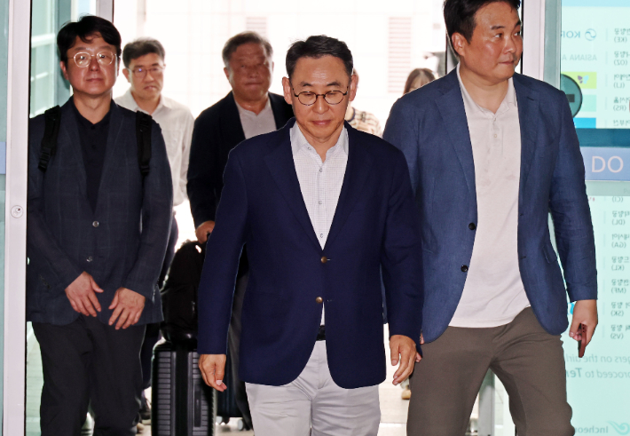 정연인 두산에너빌리티 대표이사(가운데)가 27일 인천국제공항에서 출국장으로 향하고 있다. 네팔 수력발전소 건설 현장을 덮친 대규모 홍수로 한국남동발전과 두산에너빌리티 관련 한국인 9명이 실종된 가운데 한국남동발전과 두산에너빌리티는 비상대책본부를 꾸리고 이날 긴급대응반을 급파했다. 연합뉴스